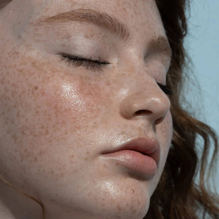 HY-GEN Original Primer Serum model look on a light blue background.