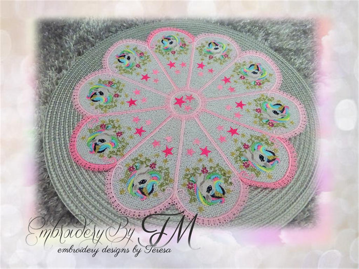 Large doily with unicorns / 5x7 hoop
