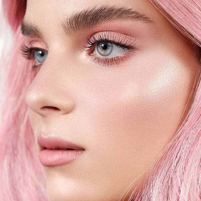 Love Cheek Duo model look.