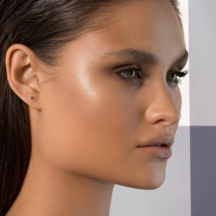 Super Glow Highlighter model look.